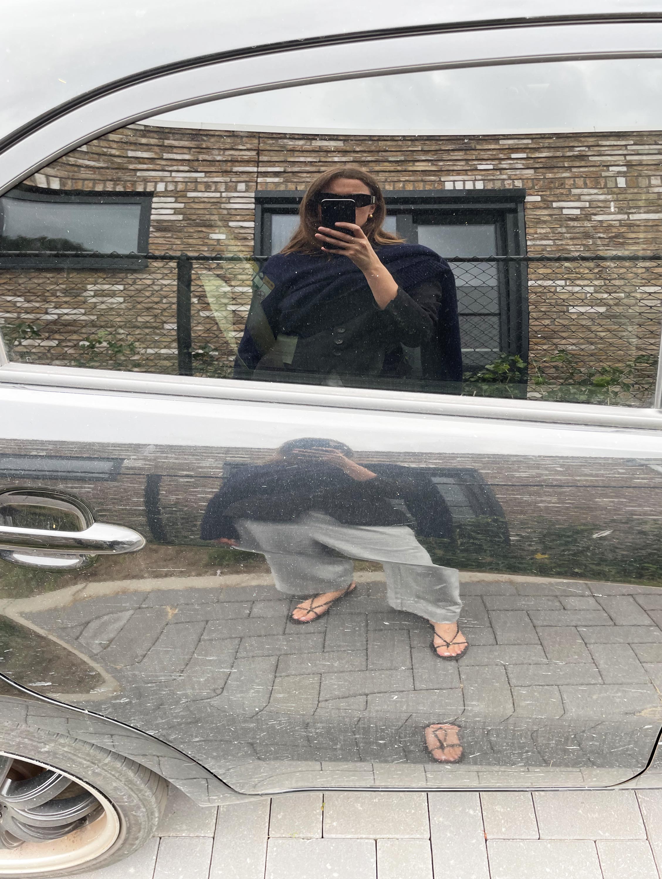 Charon wearing COS barrel-jeg joggers